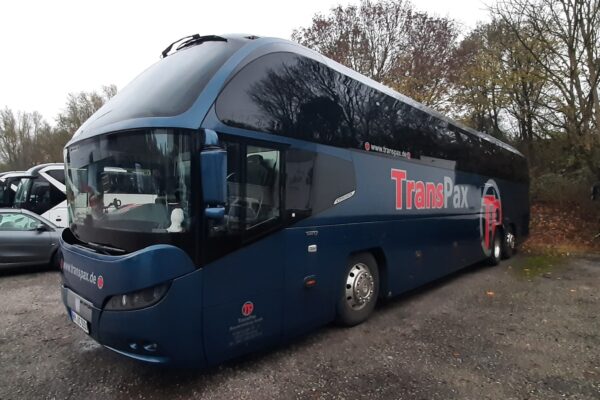 Bus-5-auf-dem-Hof2-scaled